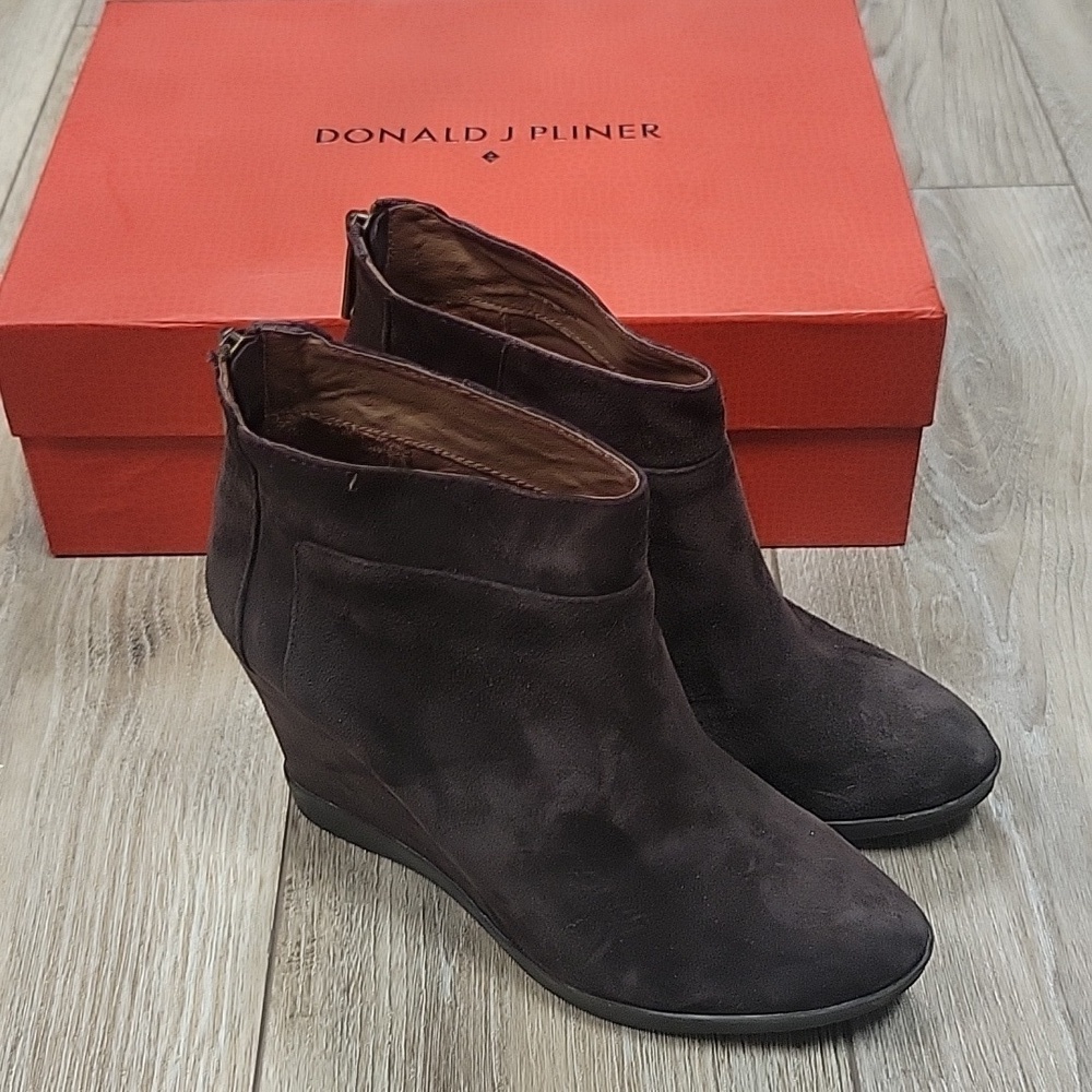 Donald J Pliner Size 7 1/2 Chez Brown Suede Wedge Booties
